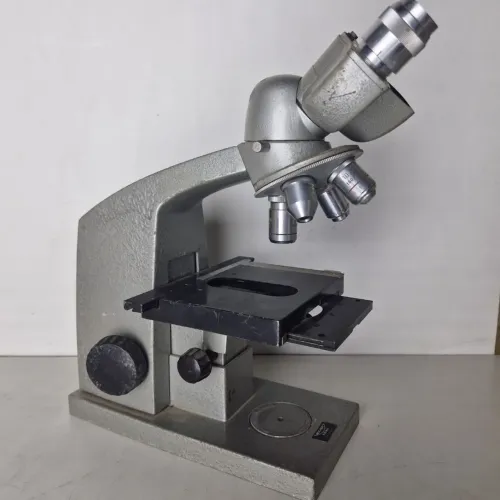 Microscópio binocular