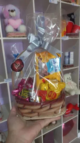 Cesta de presente com chocolates