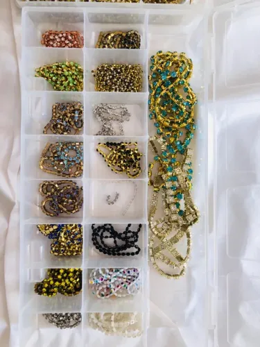 2 caixas com correntes de strass