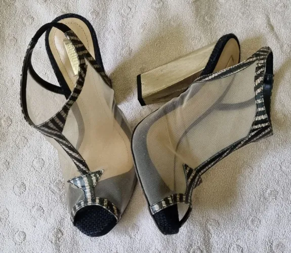 linda sandália 34 schutz dourada com preto N34