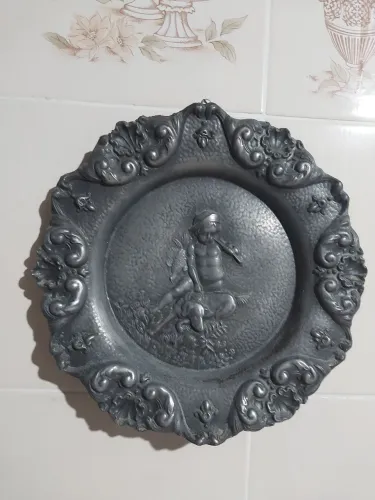 Prato decorativo de estanho antigo