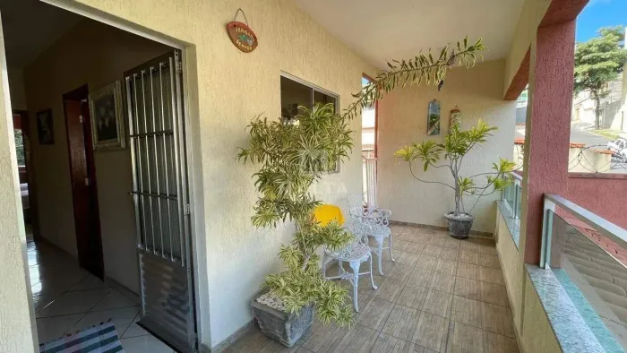 Casa com 04 quartos, 01 suíte e 4 vagas à venda no bairro Tirol!