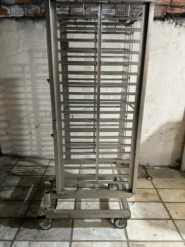 Estante aberta para descanso de massa de pizza