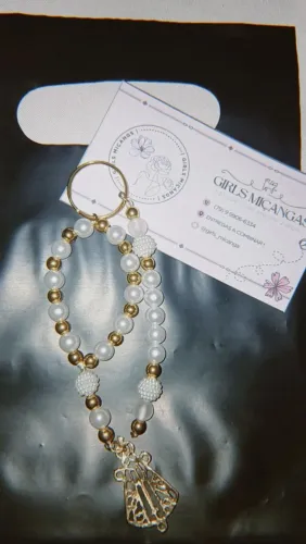 Chaveiro de pérolas e pingente religioso e outros modelos 