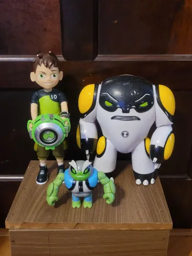 Vendo lote de bonecos Ben 10