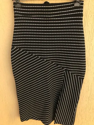 Saia Midi Preta Com Listrinhas Brancas Alessi (Usado)