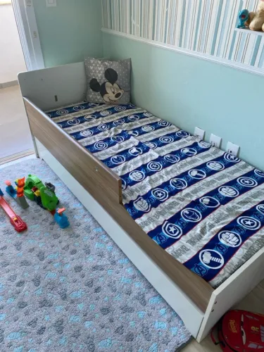 Cama de solteiro com cama auxiliar