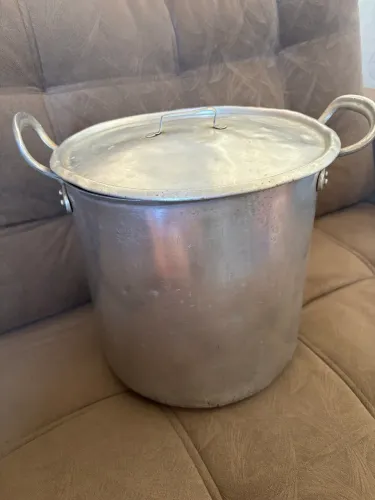 Vendo caldeirão de alumínio com tampa .