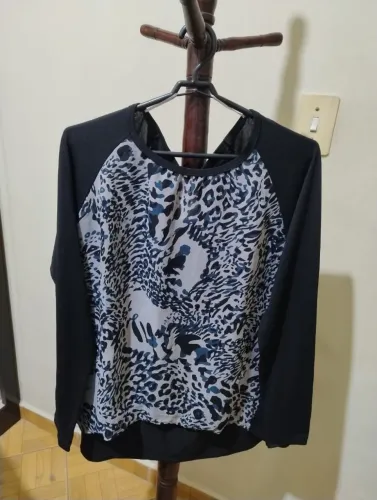 Blusa feminina com estampa animal print
