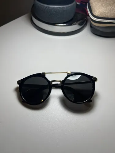 Óculos Petit Cherie Preto Redondo com Detalhes Dourados