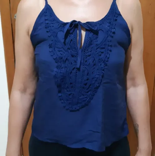 Blusa Azul de Alças reguláveis com Detalhe Bordado