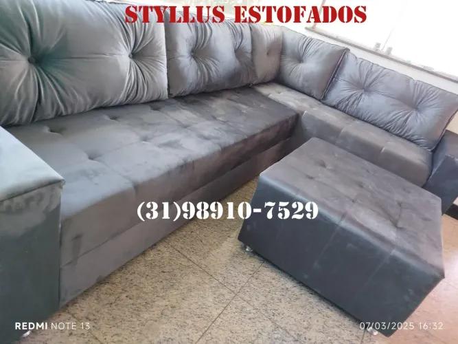Sofá de canto estofado cinza com puff