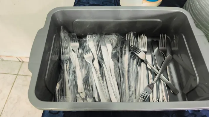 Pratos, talheres e copos