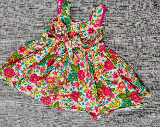 Vestido infantil floral.