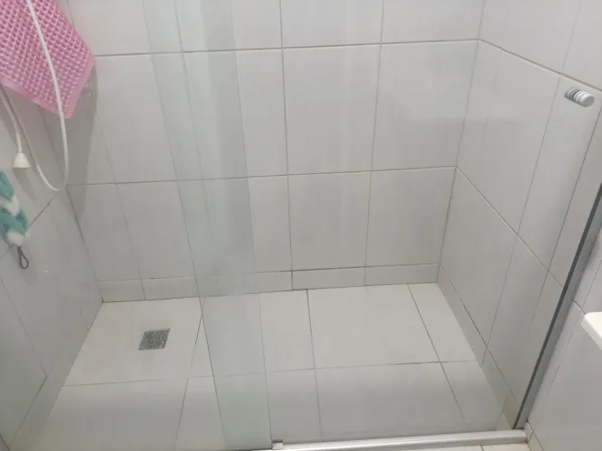 Box de banheiro reforçado, bem conservado. Medida 1,49 de largura x 1,90 de altura 