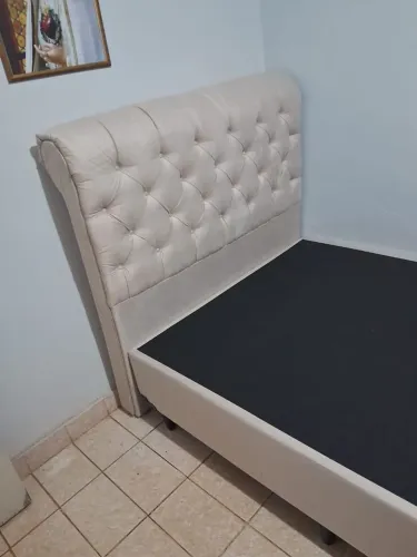 Cabeceira curvada na cor bege casal