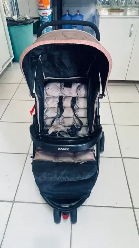 Vendo carrinho de bebê com bebê conforto
