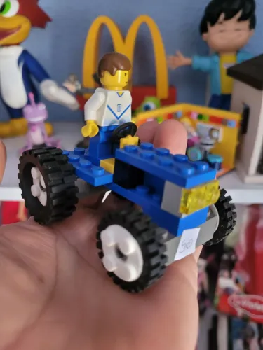 Miniatura lego no trator