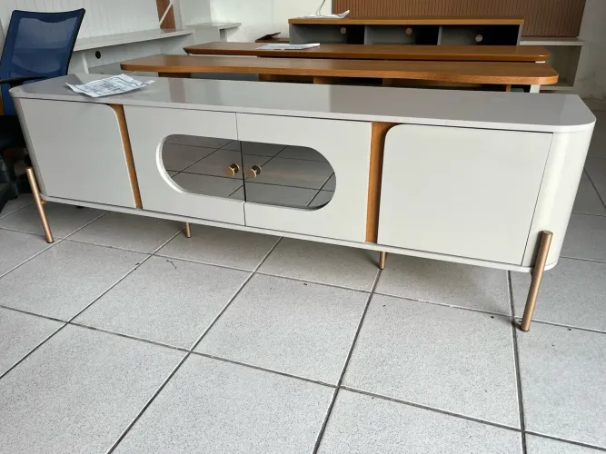 Rack até 75p com pés em aço e com portas de vidro reflecta 