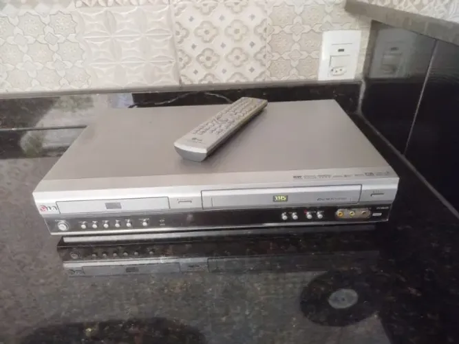 Vídeo Cassete e DVD Integrado LG Dc884b Prata