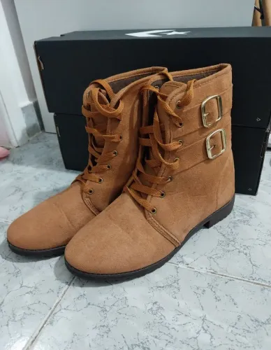 Bota feminina marrom com fivela 