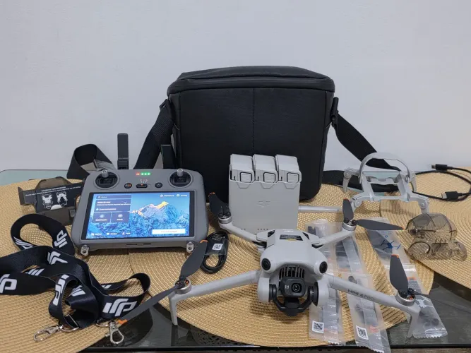 Drone Dji Mini 4 Pro Fly More Combo - 3 Baterias, case base carregadora + Acessórios 