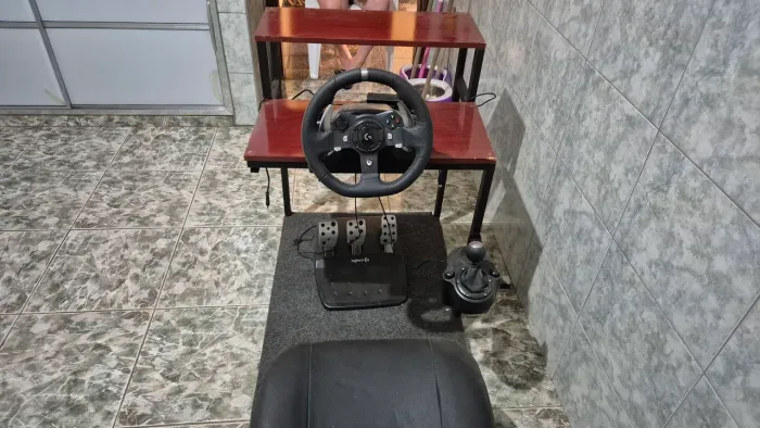 Volante Logitech G29 com cockpit