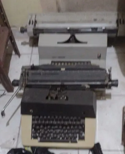 Lote Com 2 Máquinas De Escrever Antigas.
