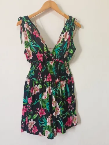 Macaquinho em malha com estampa coloridas, cintura com látex