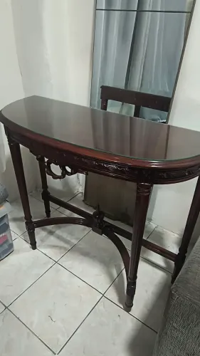 Móveis antigos, aparador madeira, antiguidades, tampão de vidro.