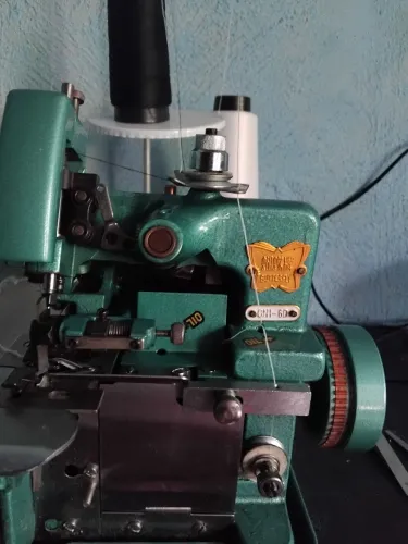 Maquina orverloque chinês seme nova 