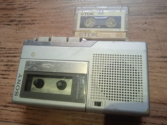 Gravador de voz microcassete portátil Sony modelo M-7 com defeito <br><br>