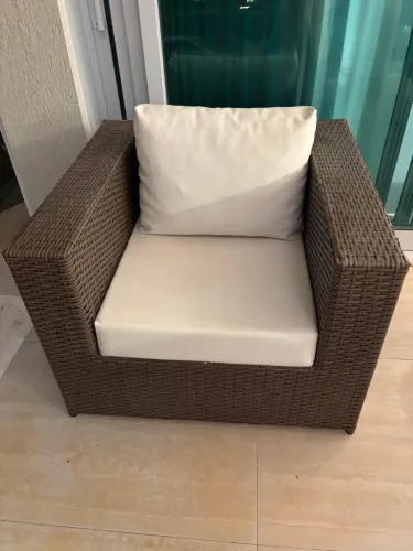 Poltrona Junco Sintético Almofadas Corino Branco