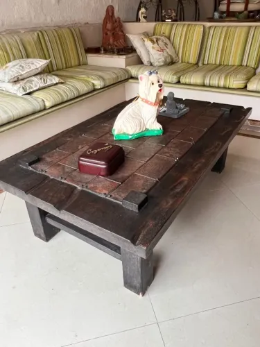 Mesa de centro - madeira demolição + acabamento em couro
