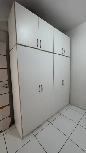 Guarda-roupa branco grande 2m de cump, 2,5m de altura. Desmontado uma vez. Boas condições