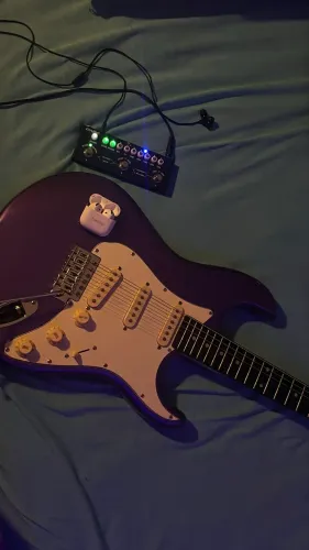 Guitarra tagima stratocaster + pedaleira cuvave + 2 cabos p10