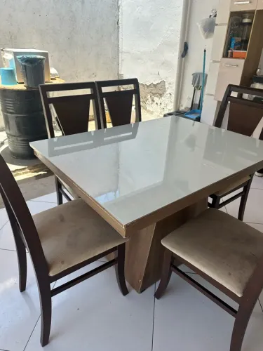 Mesa de jantar com tampo de vidro