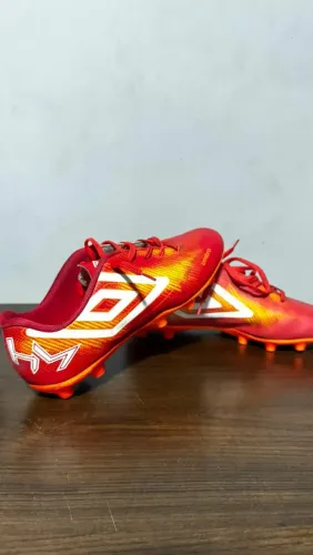 Chuteira umbro travada ( 40 ) 
