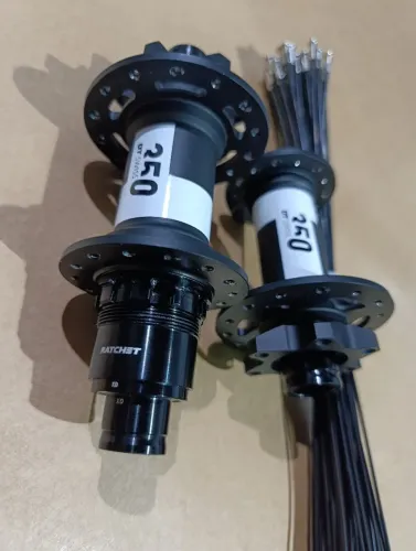Par de cubos DT swiss XD 350 ratchet 28 furos boost 15x110 12x148 mtb