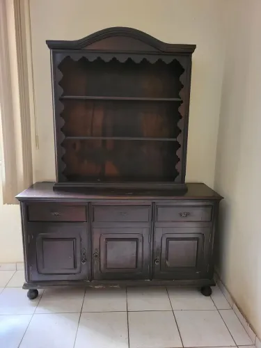 Arca de madeira precisando de reparos.