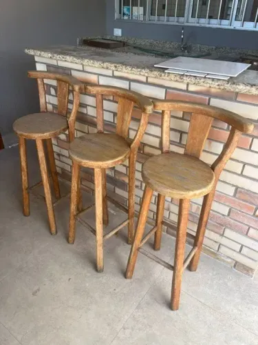 Mesa e bancos de madeiras maciça