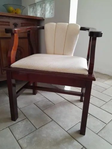 Cadeira estofada com braços vintage