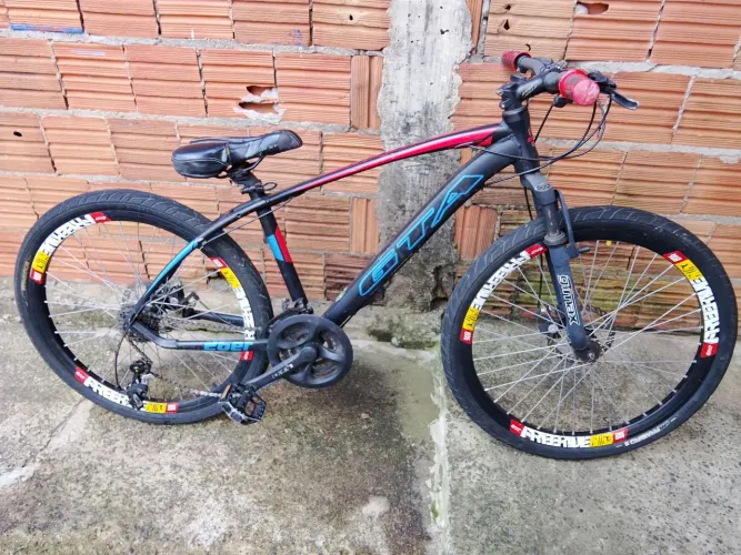 Bicicleta GTA bem conservada só precisa arrumar o câmbio traseiro que está solto só isso
