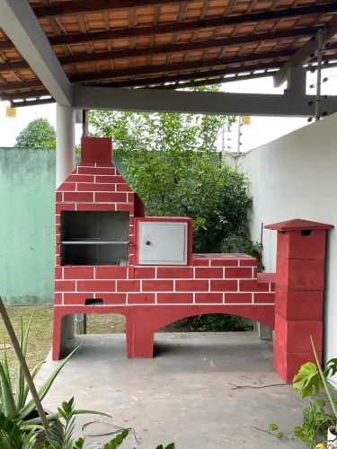 Churrasqueira pré moldada com fogão a lenha e forno