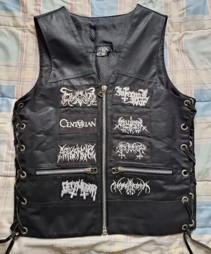 Colete couro legítimo com patchs metal extremo tamanho
