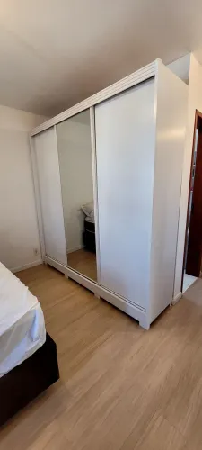 Guarda-roupa de casal branco com espelho 220 cm. Material em MDP
