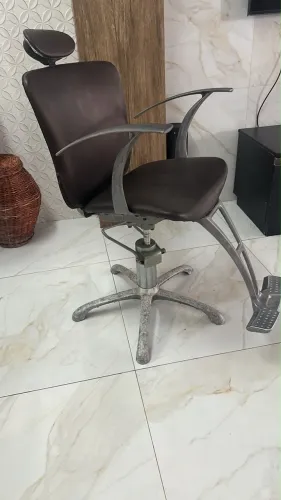 Cadeira de cabeleireiro reclinável hidráulica modelo Lúmia da marca Dompel