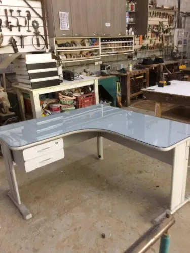 Vendo 2 mesas escritório usada com tampo de vidro não entrego