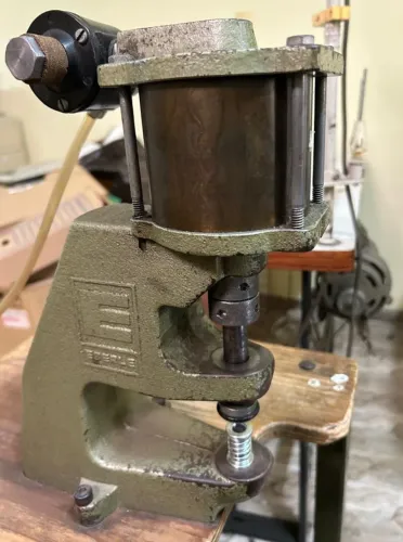 Máquina pneumática de pregar botão, ribites, ilhós.