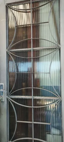 Porta de ferro com vidro canelado